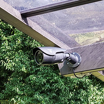 一軒家のカーポートに設置した防犯カメラ。