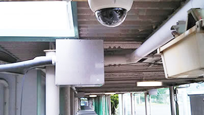 川越市の工場の通路の防犯カメラ
