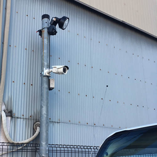 工場のネットワークカメラとアナログカメラ