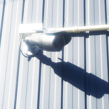 自宅の玄関付近の外壁に取り付けた防犯カメラ