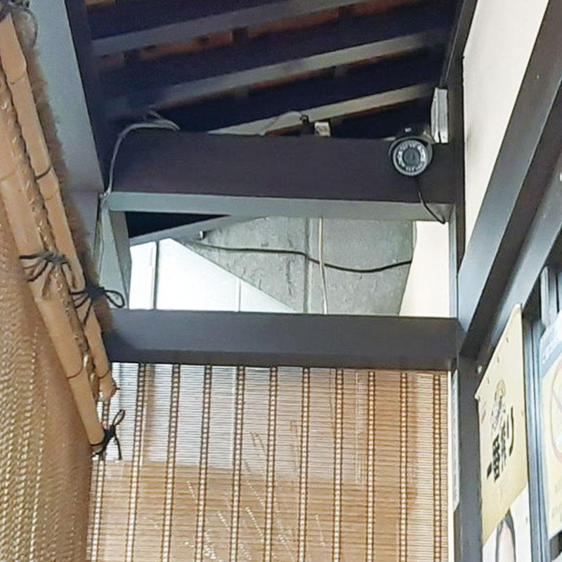 前橋市の飲食店入口の防犯カメラ