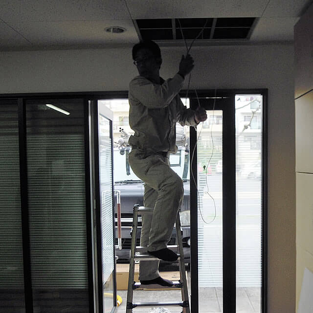点検口がなければ天井パネルを外しながら配線