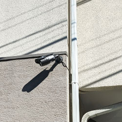 屋外に家庭用防犯カメラ