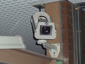 横須賀のマンション エントランスの入り口に防犯カメラ(工事中)