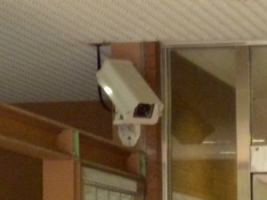 横須賀のマンションエントランスの入り口に防犯カメラ