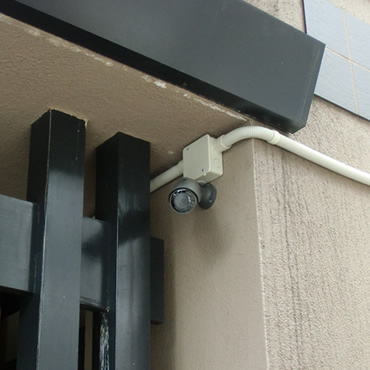 旅館の玄関に防犯カメラを設置