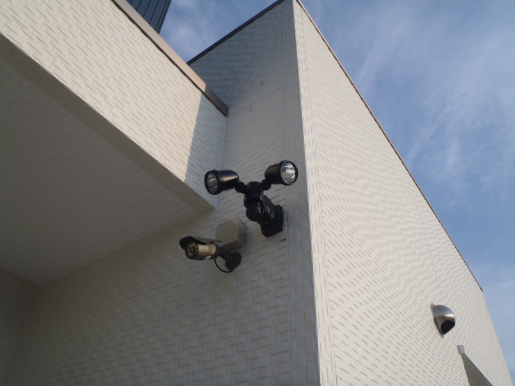 厚木市の個人宅で防犯カメラとセンサーライトを設置 横浜防犯カメラセンター