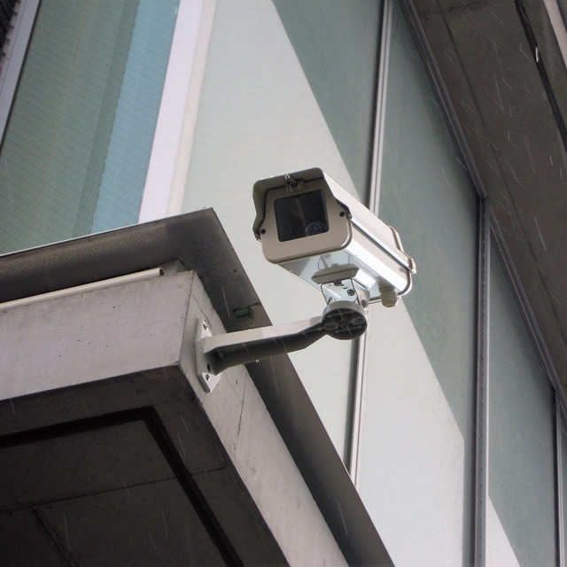 社屋玄関の防犯カメラ