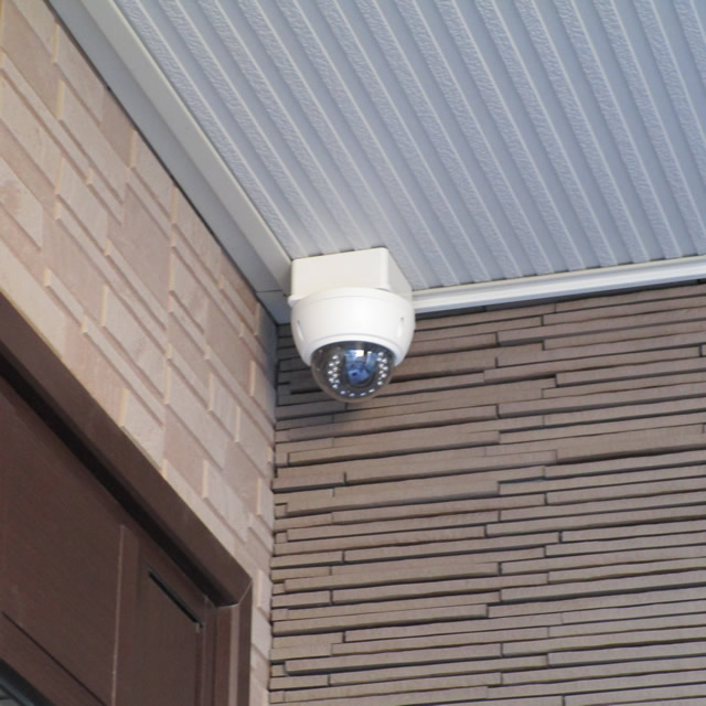 1階玄関のドーム型防犯カメラ