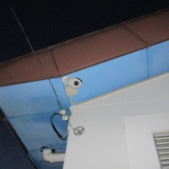 軒部分に設置した防犯カメラ