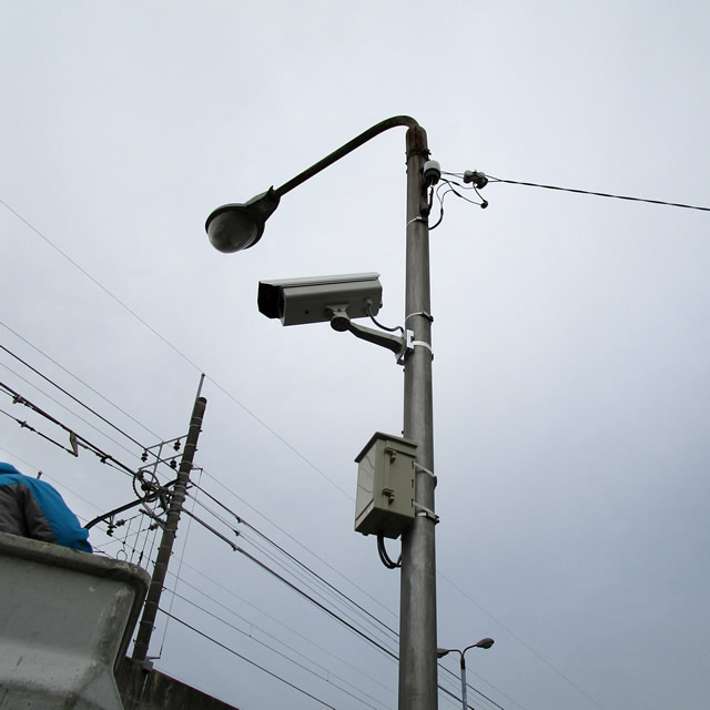 東京都の街路灯に防犯カメラ工事