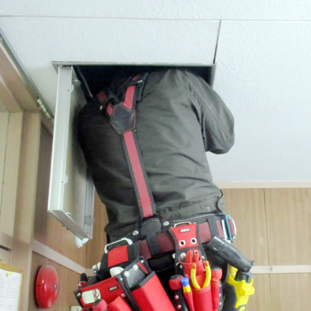 電気錠設置工事:天井裏チェック